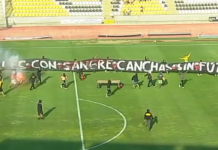 «Calles con sangre, chanchas sin fútbol»: Hinchas de Coquimbo irrumpen en la cancha y suspenden encuentro con Audax