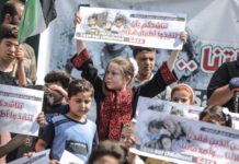 Niños y niñas de Gaza lanzan globos al cielo con deseos para que Israel termine el bloqueo