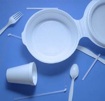 Cubiertos, bombillas, plumavit y botellas retornables: Cómo se regularán los primeros artículos en la nueva ley de plásticos de un solo uso