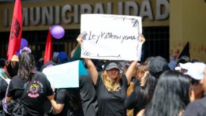https://www.24horas.cl/actualidad/nacional/colegio-profesores-llama-manifestarse-suicidio-katherine-yoma