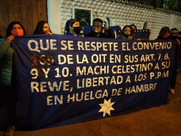 Red de Apoyo Presos Mapuche tras protesta en Plaza Dignidad: «Lo que ocurra con el Machi Celestino Córdova es responsabilidad del Estado»