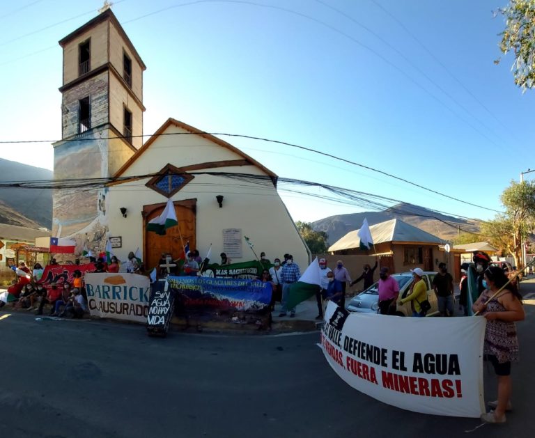 Pese a hostigamiento policial comunidad celebra la clausura definitiva de Pascua Lama