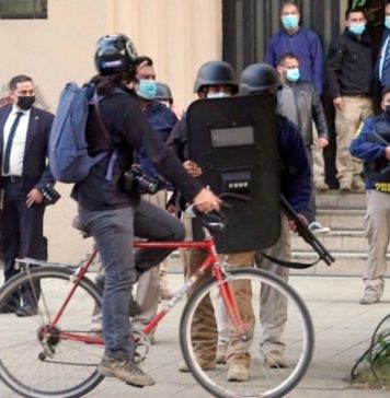 PDI tenía «indiscutible ánimo homicida» en funeral de Luisa Toledo, denuncia Asociación de Reporteros Independientes