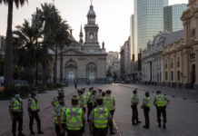 Agentes de la Policía chilena disparan balas de goma contra dos comunicadores durante el cortejo fúnebre de Luisa Toledo