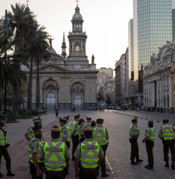 Agentes de la Policía chilena disparan balas de goma contra dos comunicadores durante el cortejo fúnebre de Luisa Toledo