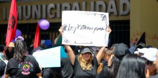Colegio de profesores impulsan ley de protección a docentes a un mes del suicidio de Katherine Yoma